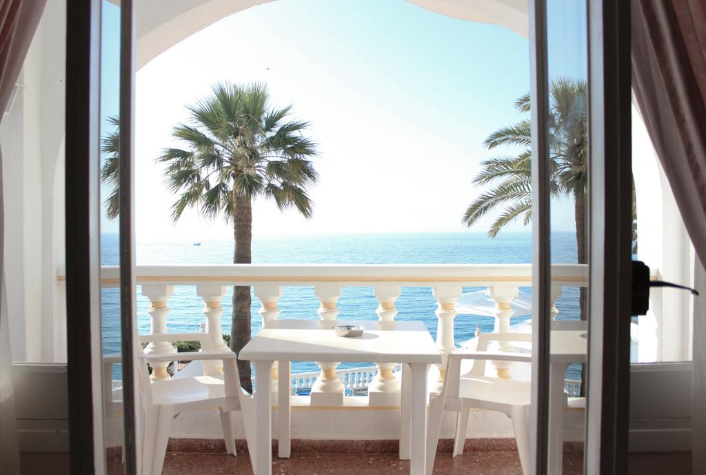 Balkon z widokiem na morze w hotelu w Nerja w Hiszpanii
