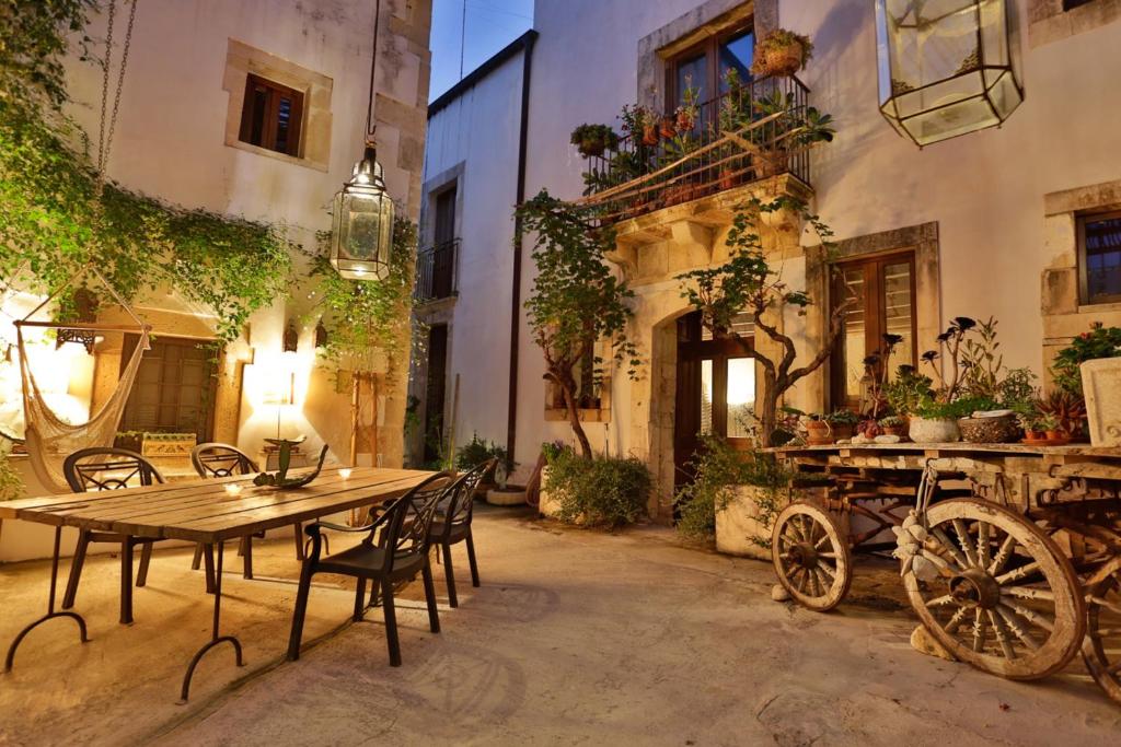 Alla Giudecca Hotel Sycylia Włochy dziedziniec