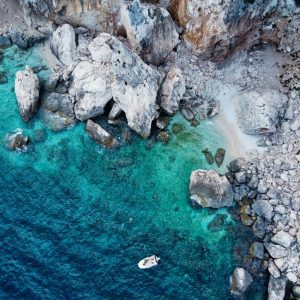 Cala Gonone Sardynia Włochy morze skały łódź