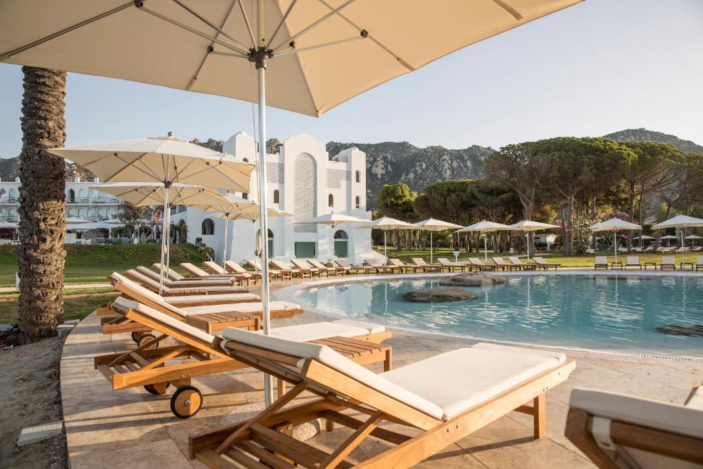 Falkensteiner Resort Capo Boi Hotel SArdynia Włochy basen leżaki