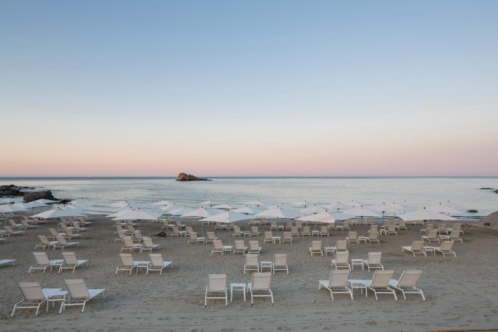 Falkensteiner Resort Capo Boi Hotel SArdynia Włochy plażą