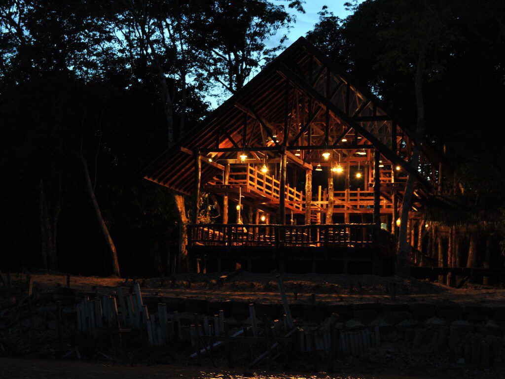 Borneo Natural Sukau Bilit Resort, Kota Kinabatangan Borneo po zmroku