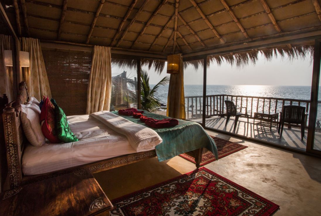 Dwarke Eco Hotel Goa Indie sypialnia z widokiem