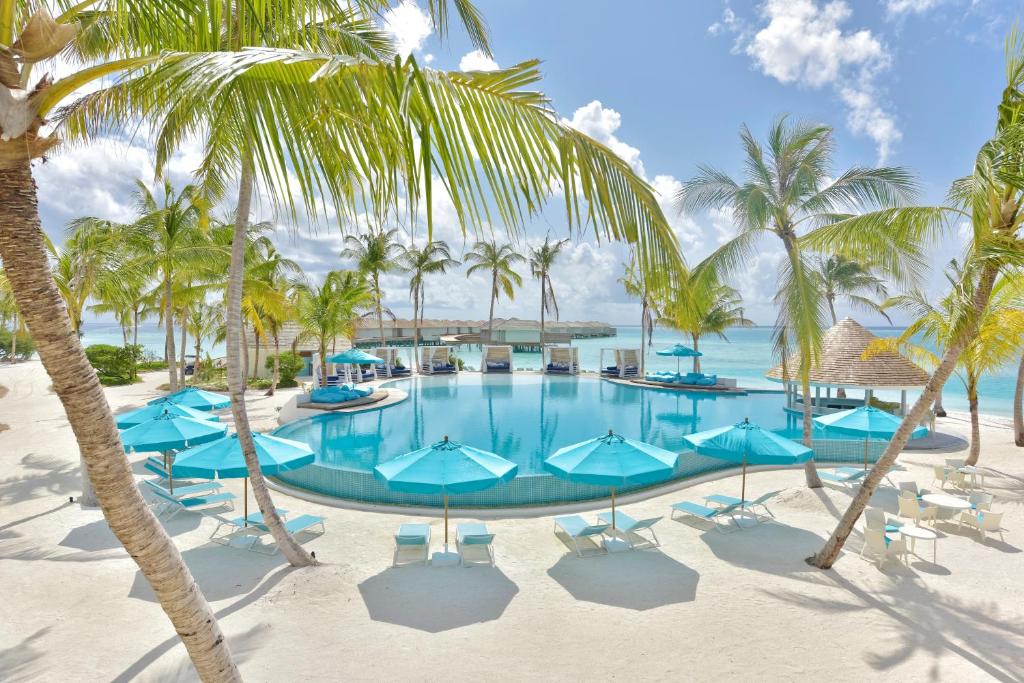 Kandima Malediwy Hotel basen leżaki morze