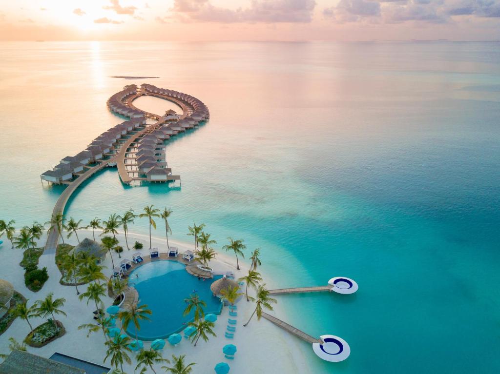 Kandima Malediwy Hotel basen pomost morze