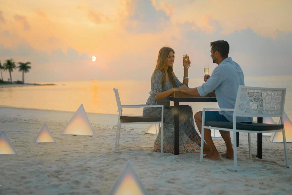 Kandima Malediwy Hotel kolacja na plaży 2