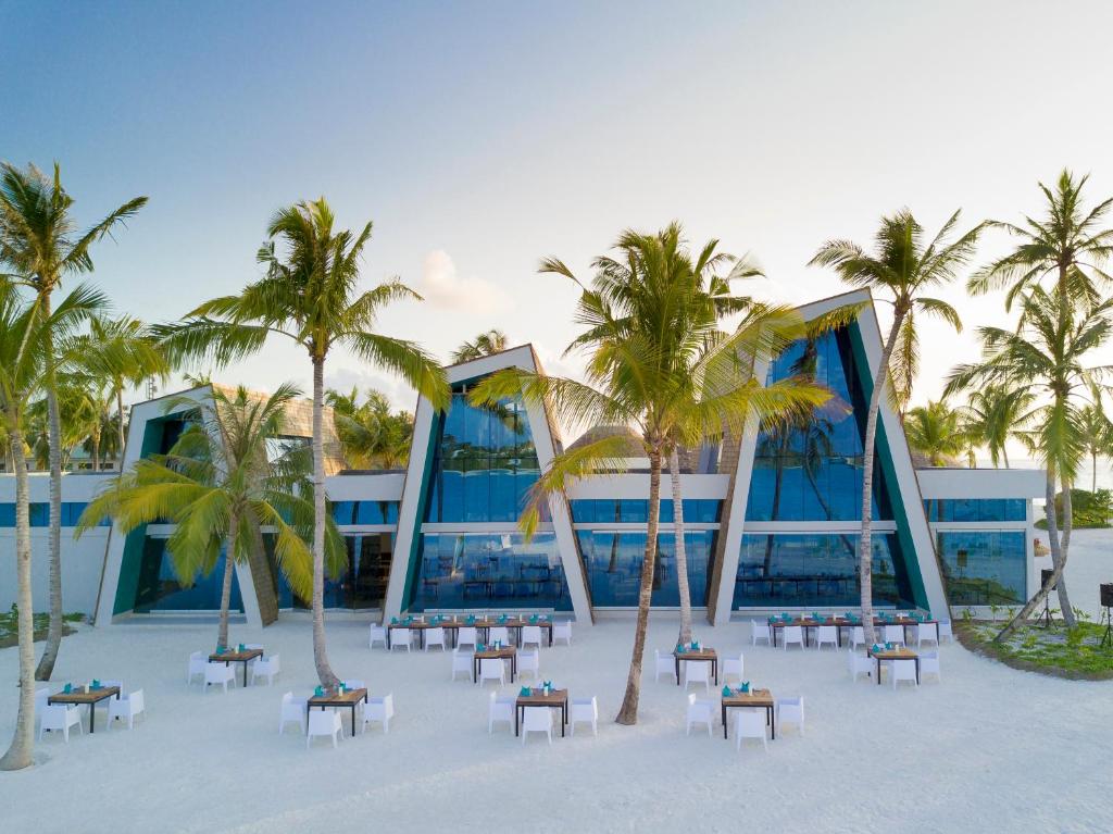 Kandima Malediwy Hotel stoły przed hotelem