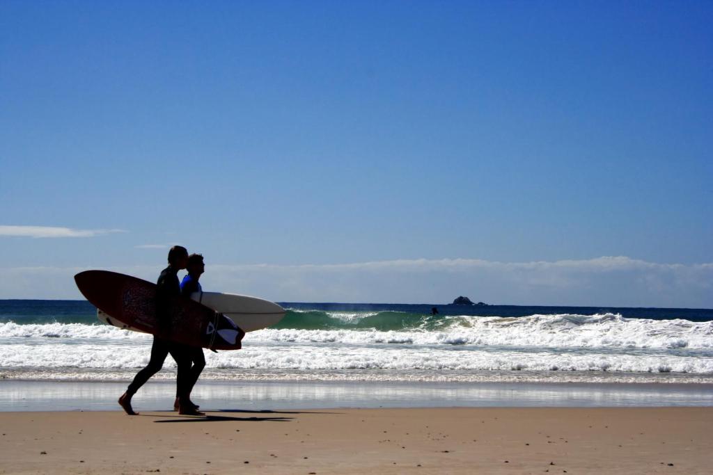 WAVES BYRON BAY Australia Hotel plaża surferzy