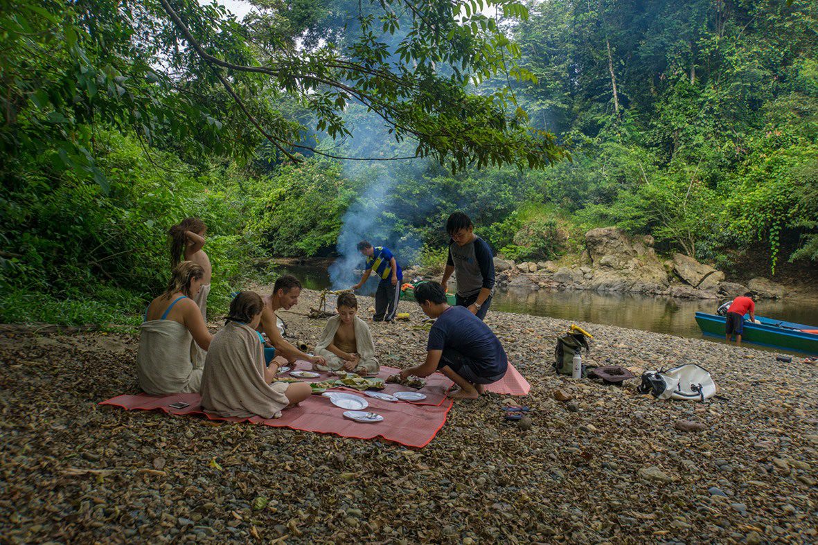 Paganakan Dii Tropical Retreat﻿ Borneo posiłek przy rzece